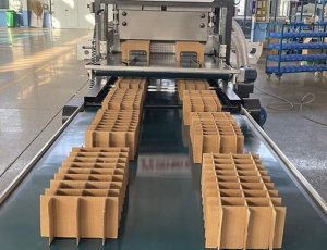 Automatic corrugated cardboard partition machine